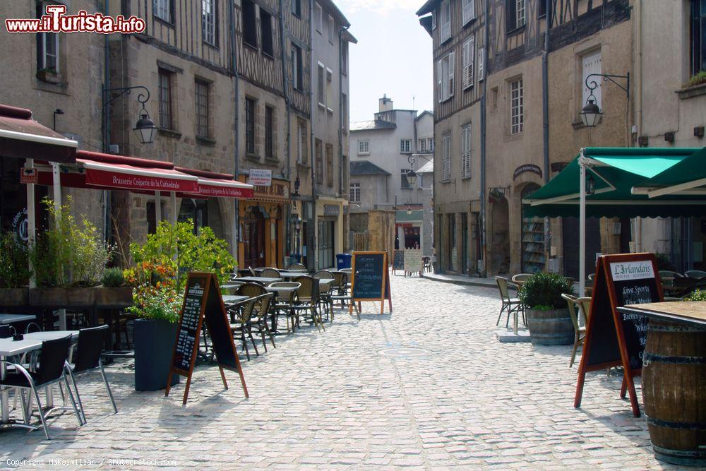 Immagine Vicolo pedonale nel centro storico di Limoges con locali all'aperto (Francia) - © Maksimilian / Shutterstock.com