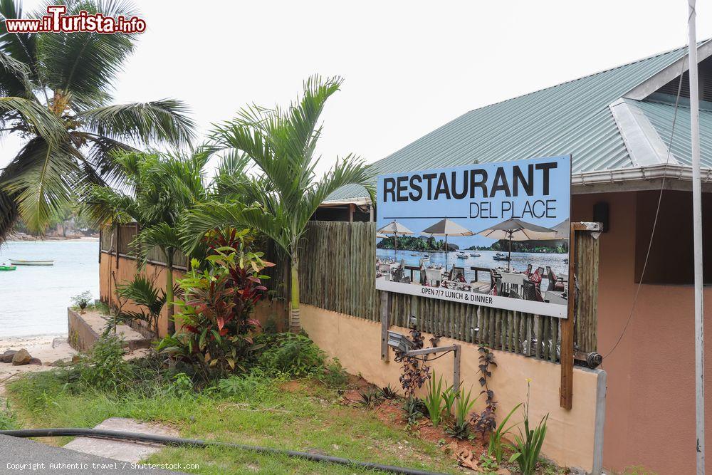 Immagine Victoria (isola di Mahé), un ristorante lungo Port Launay road nei pressi della chiesa dei santi Pietro e Paolo - © Authentic travel / Shutterstock.com