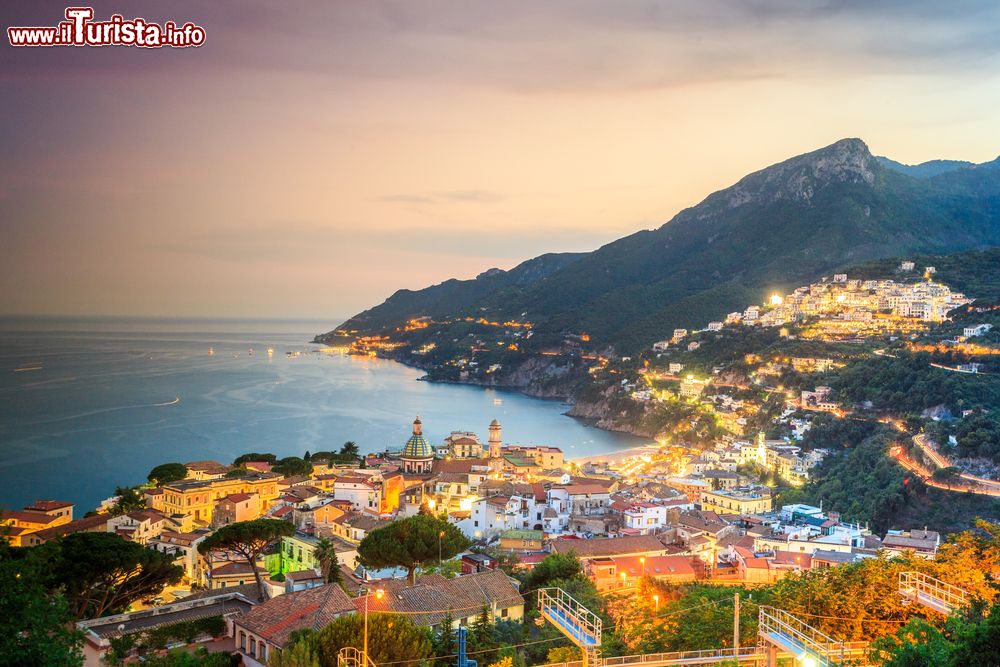 Immagine Vietri sul Mare, Costiera Amalfitana, al crepuscolo, Campania. La città viene identificata normalmente con l'antica Marcina, insediamento costiero etrusco-sannita e poi porto romano.