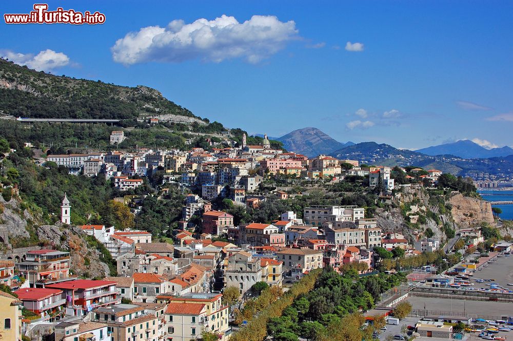 Immagine La città di Vietri sul Mare nella Costa di Amalfi, Campania, Italia. Vietri si trova all'ingresso settentrionale di Salerno: il centro si estende a ridosso della costa e alle sue pendici si trova frazione Marina, affacciata direttamente sul mare.