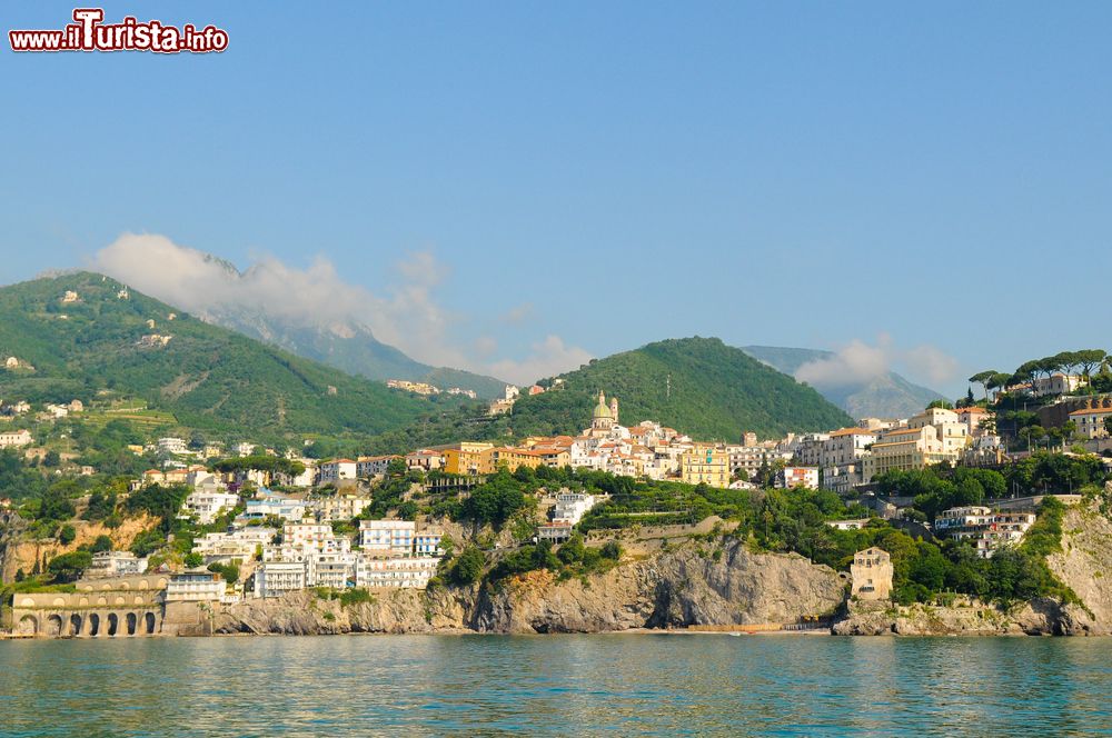 Immagine Vietri sul Mare vista da una barca, Campania, Italia. Questo Comune balnerare conserva la tradizionale architettura dei paesi della Costiera Amalfitana.