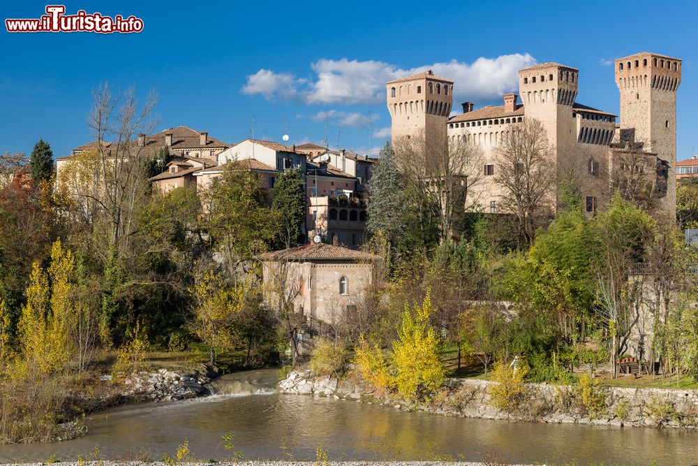 Immagine Vignola e il suo castello in Emilia-Romagna. Situata nella provincia di Modena, la città è famosa per la produzione delle ciliegie, i famosi duroni