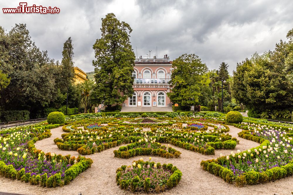 Immagine Villa Angiolina e il parco che la circonda, dove vivono numerose piante esotiche. Siamo a Opatija (Abbazia), in Croazia.