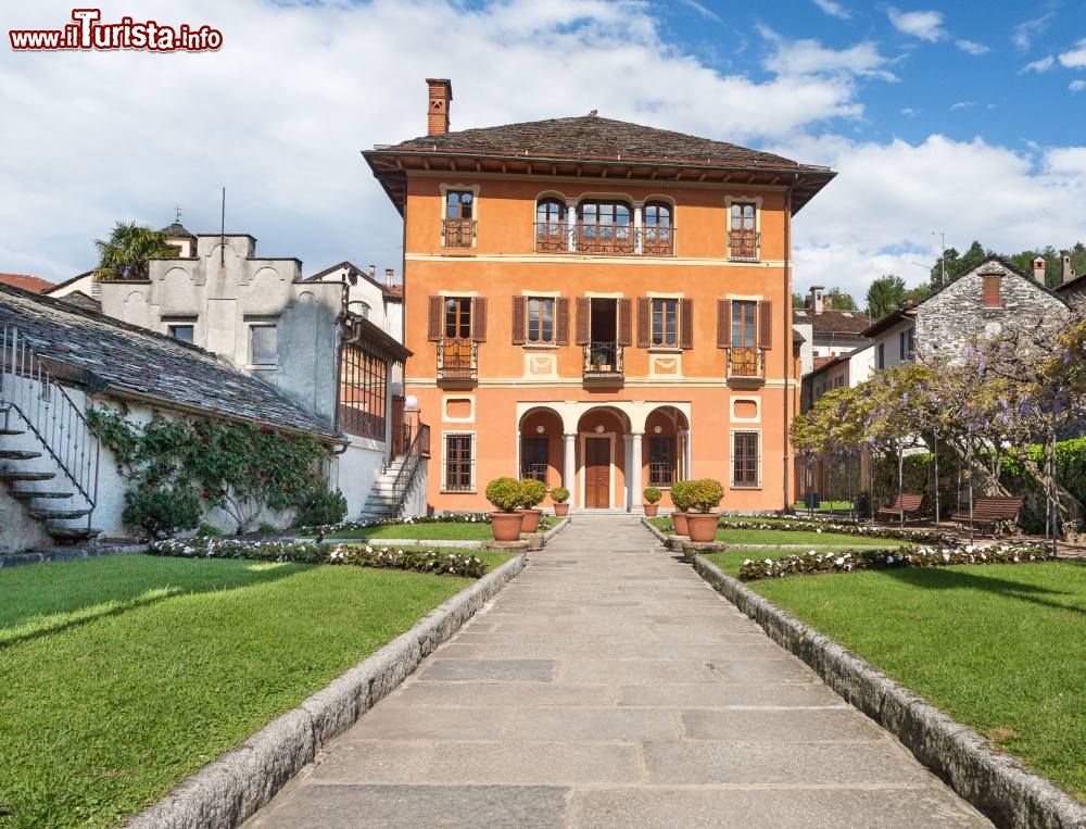 Immagine Villa Bossi, l'edificio municipale di Orta San Giulio, Piemonte, Italia. L'edificio a tre piani sorge sui resti di una preesistente costruzione medievale di cui si conservano i paramenti murari.