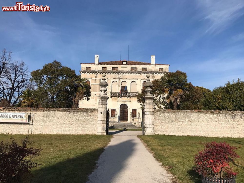 Immagine Villa Correr Dolfin a Porcia in Friuli - © Ilariascocco - CC BY-SA 4.0, Wikipedia