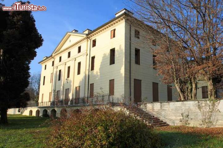 Immagine Villa de Manzoni ai Patt di Sedico, è una costruzione del 19° secolo a Sedico. Progettata da Giuseppe Jappelli al suo interno contiene opere del pittore Giovanni De Min  - © R. Michelotti - Provincia Belluno