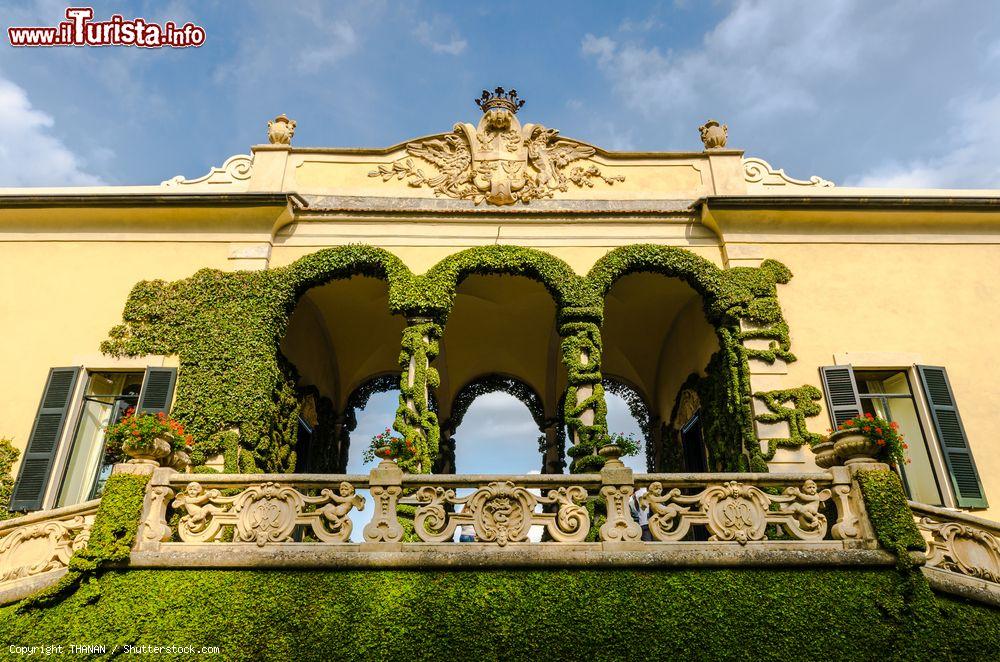 Immagine Villa del Balbianello a Lenno sul lago di Como, Lombardia. L'elegante loggiato che impreziosisce questo edificio situato sulla punta della penisola di Lavedo - © THANAN / Shutterstock.com