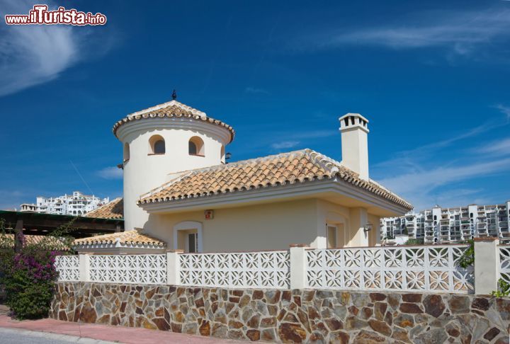 Immagine Una villa lussuosa in Costa del Sol a Marbella, Spagna. Elementi architettonici lineari e intonaco bianco rendono questa dimora ancora più suggestiva: a chi non piacerebbe trascorrervi una vacanza?  - © Vista / Shutterstock.com