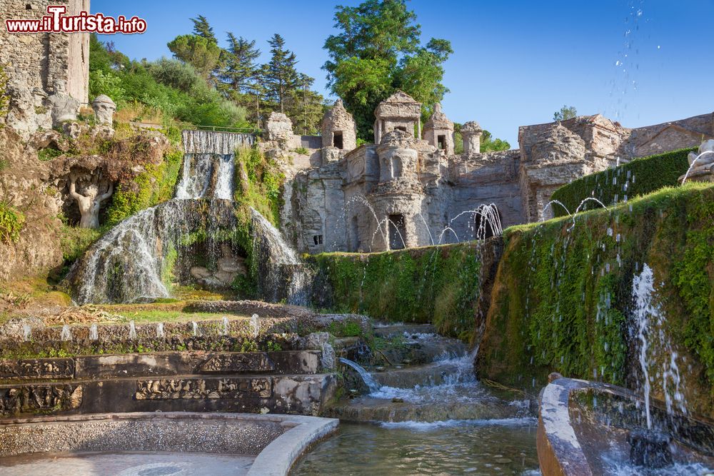 Immagine Villa d`Este fra fontane e giardino, Tivoli, Lazio. Dopo la Prima Guerra Mondiale la villa passò allo Stato Italiano che diede inizio a importanti lavori di restauro.