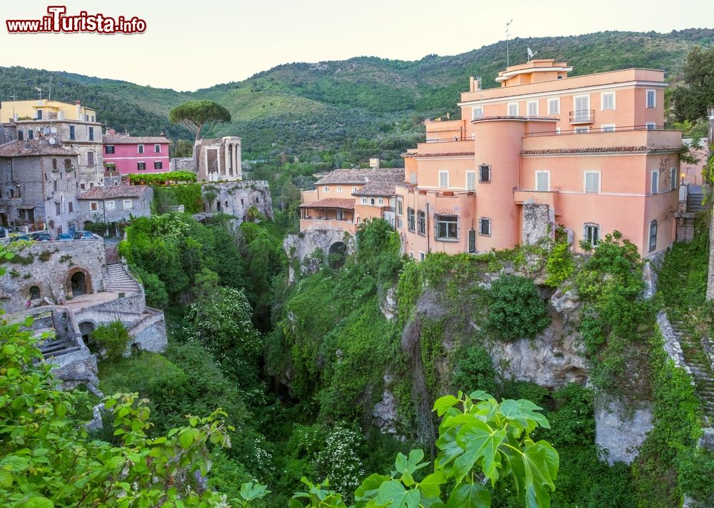 Immagine Villa di Manlio Vopisco a Tivoli, provincia di Roma, Lazio. Questa lussuosa villa venne edificata a Tivoli attorno al II° secolo d.C.; la scelta del luogo fu influenzata dalla presenza del bosco sacro di Tiburno.