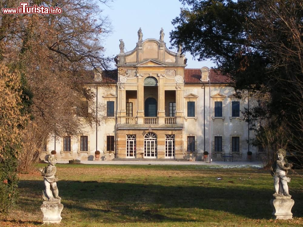 Immagine La facciata e il giardino di Villa Dionisi a Cerea (Verona) - © Marco Soave, CC BY-SA 3.0, Wikipedia