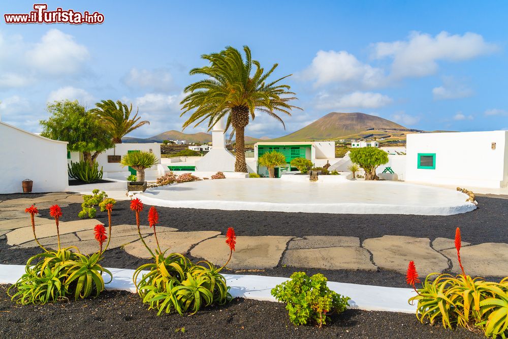 Immagine Villa El Campesino, con l'architettura tipica canaria. Siamo sull'isola di Lanzarote, la più orientale delle Canarie.