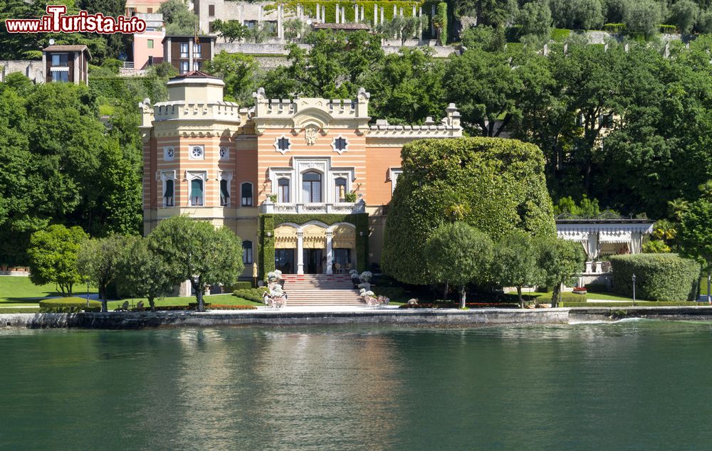 Immagine Villa Feltrinelli a Gargnano, Lombardia, Italia. Questa splendida dimora, oggi sede del lussuoso Grand Hotel, venne costruita fra il 1892 e il 1899. Negli anni della seconda guerra mondiale, fra l'ottobre '43 e l'aprile '45, ospitò la residenza di Benito Mussolini e della famiglia.
