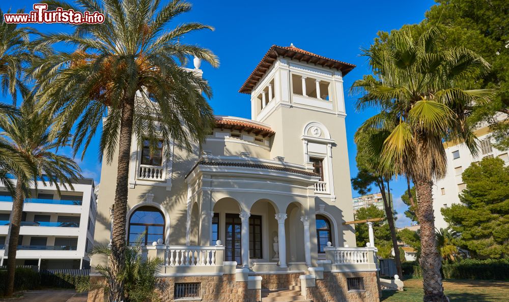 Immagine Villa Maria, elegante edificio sulla Strada delle Ville a Benicassim, Spagna.