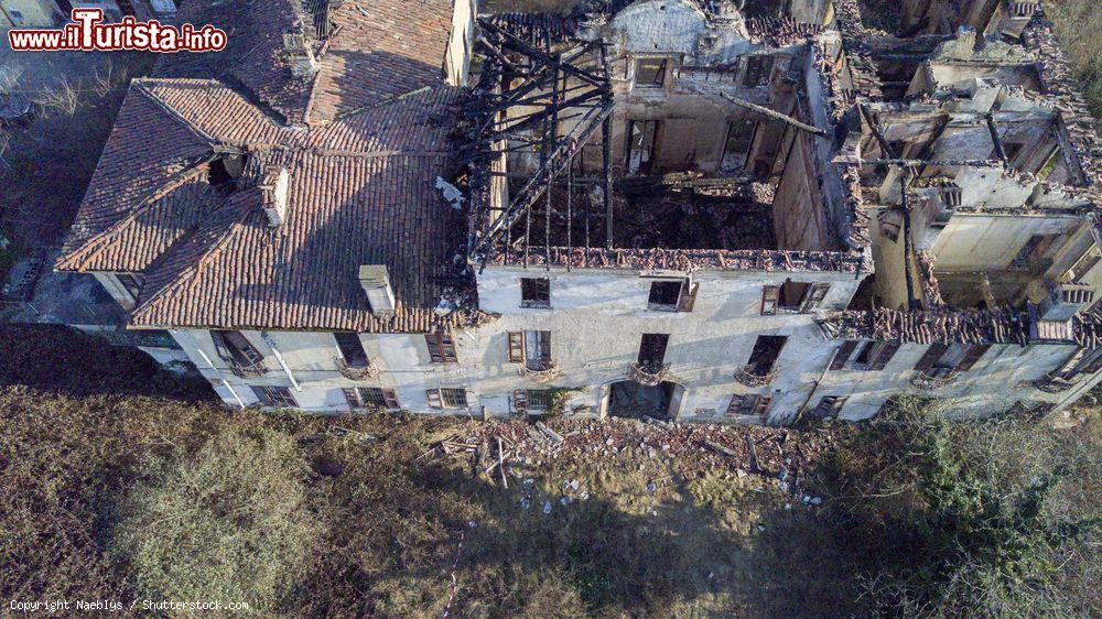 Immagine Villa Medolago Rasini a Limbiate, Lombardia: si presenta con forma a U, tipica delle ville lombarde - © Naeblys / Shutterstock.com