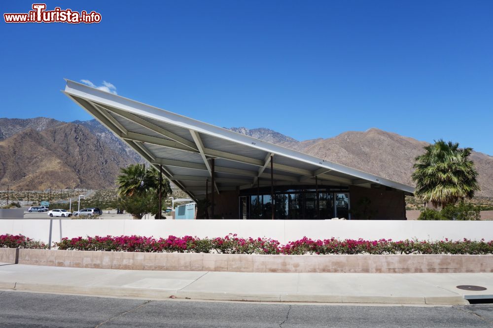 Immagine Villa particolare lungo le strade del centro di Palm Springs in California.