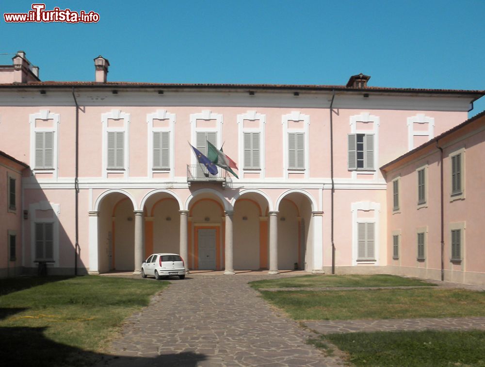 Immagine Villa Pertusati in centro a Comazzo in provincia di Lodi, Lombardia - © Arbalete - CC BY-SA 3.0, Wikipedia