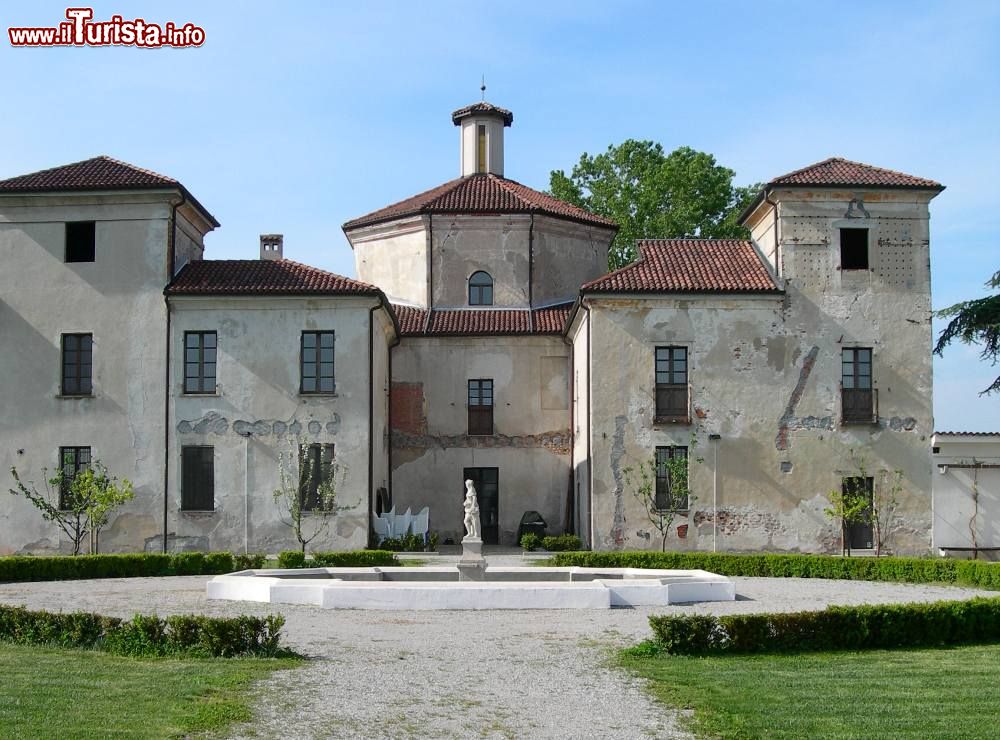 Immagine Villa Picchetta, la sede del Parco Piemontese del Ticino vicino a Cameri in Piemonte - © Maxx1972 - Wikipedia