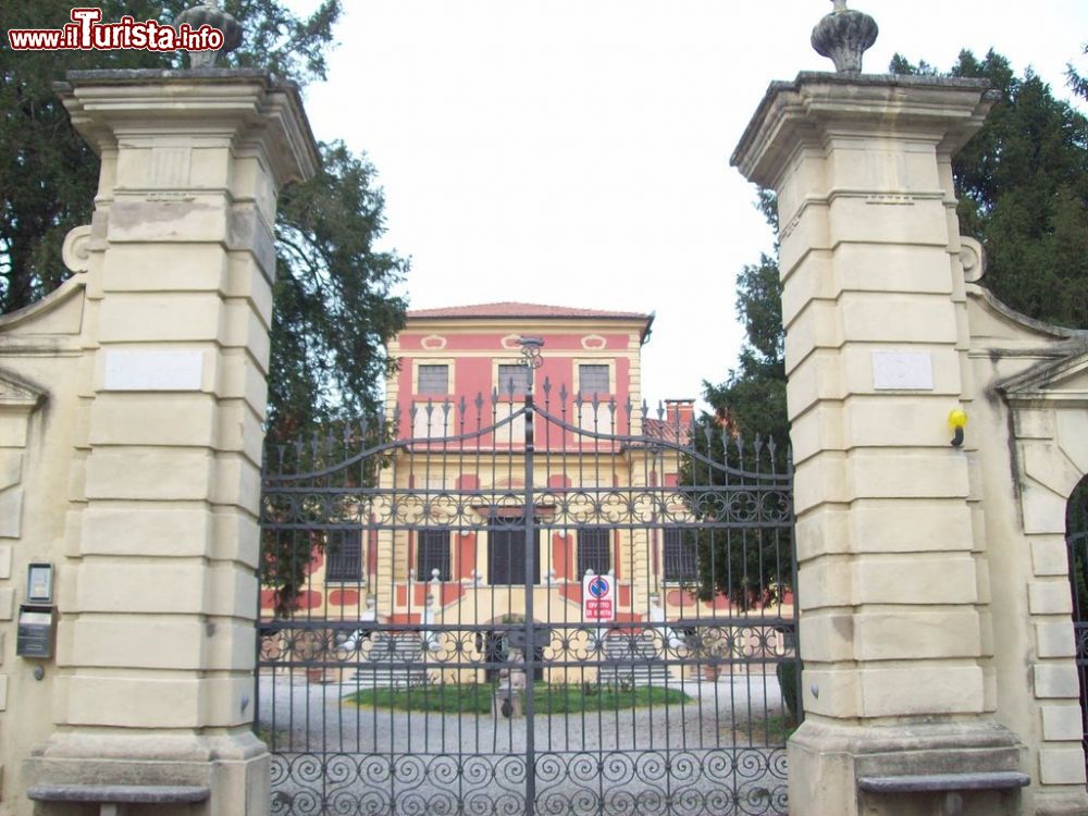Immagine Villa Rava Berni si trova a Bagnolo San Vito, provincia di Mantova - © Alessandro1978 / mapio,net