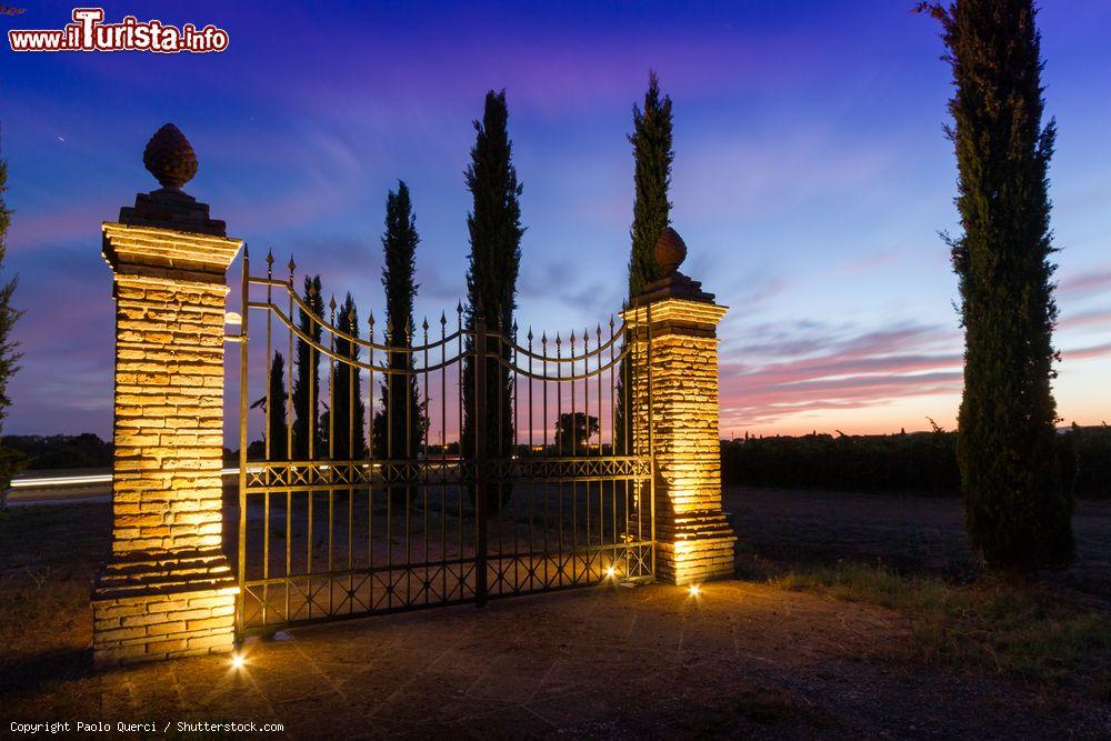 Immagine Villa signorile a Scarlino di Grosseto, fotografata al tramonto, in Toscana - © Paolo Querci / Shutterstock.com