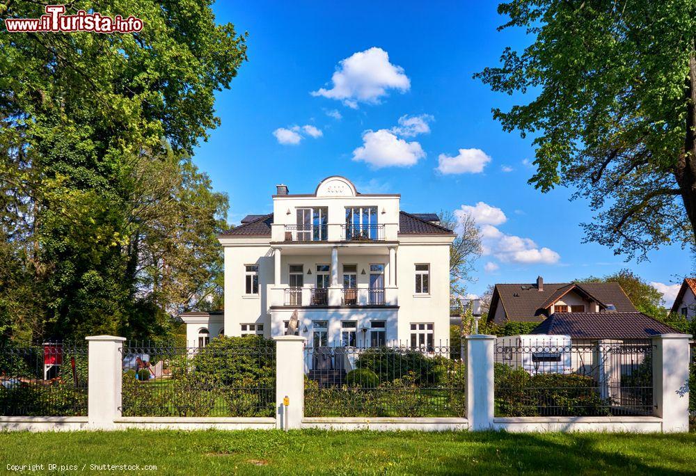 Immagine Una villa signorile sulla passeggiata di Zippendorf, lago di Schwerin (Meclemburgo-Pomerania), Germania  - © DR pics / Shutterstock.com