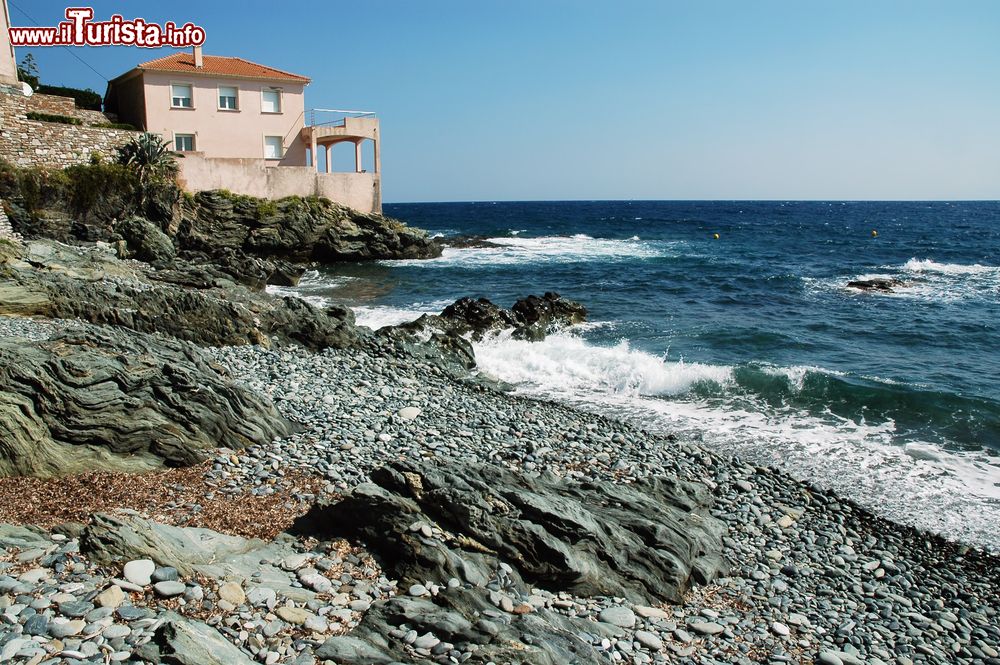 Immagine Villa sulla spiaggia a Erbalunga, Corsica, Francia. Un incantevole scorcio panoramico di questo piccolo villaggio di pescatori che si protende sul mare.