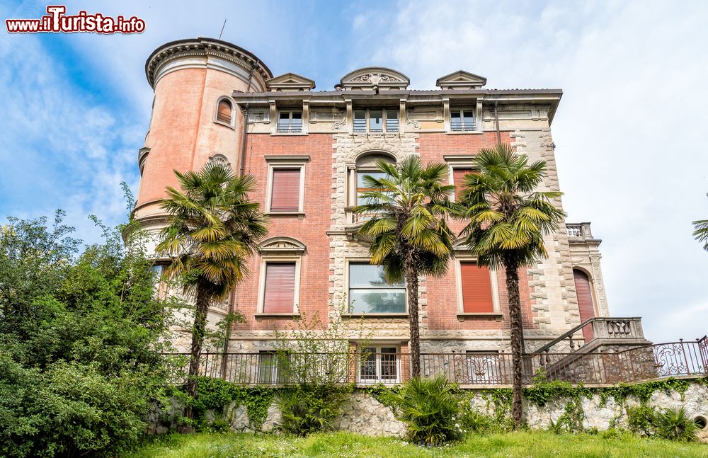 Immagine L'elegante Villa Toeplitz a Varese, Lombardia. Sorge sulla collina a est di Sant'Ambrogio, ai piedi del Sacro Monte.