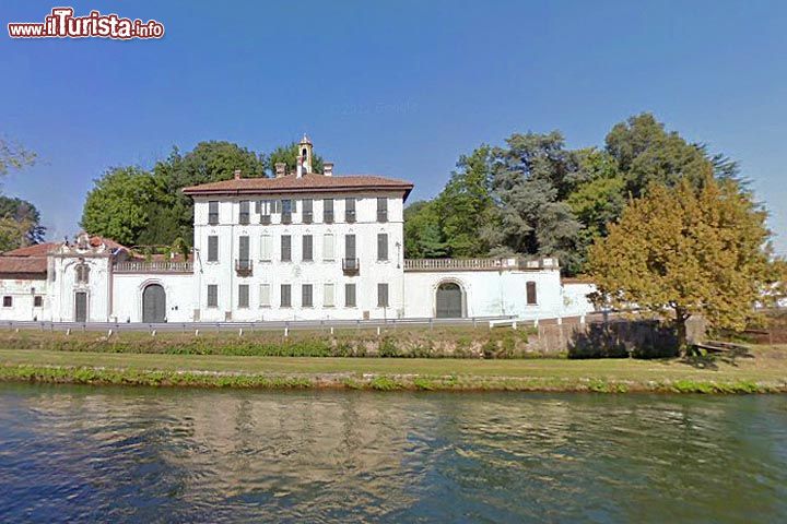 Immagine Villa Visconti a Cassinetta di Lugagnano, lungo il canale del  Naviglio Grande in Lombardia