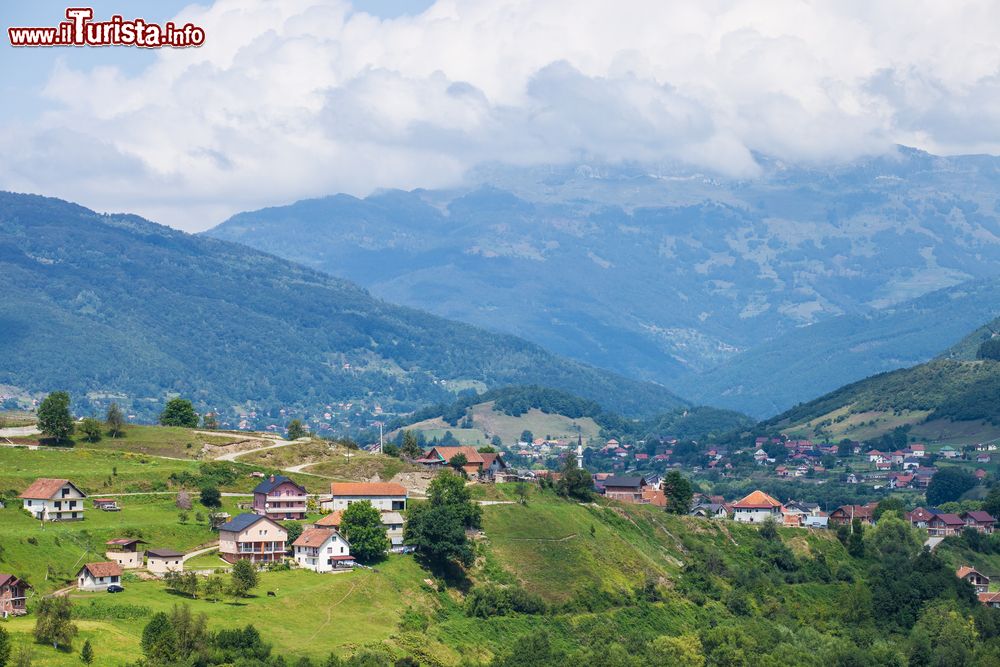 Immagine Villaggi nei pressi di Plav, Montenegro. A incorniciare questo territorio in cui sorgono villaggi e borghi antichi sono montagne e panorami naturali ancora selvaggi.