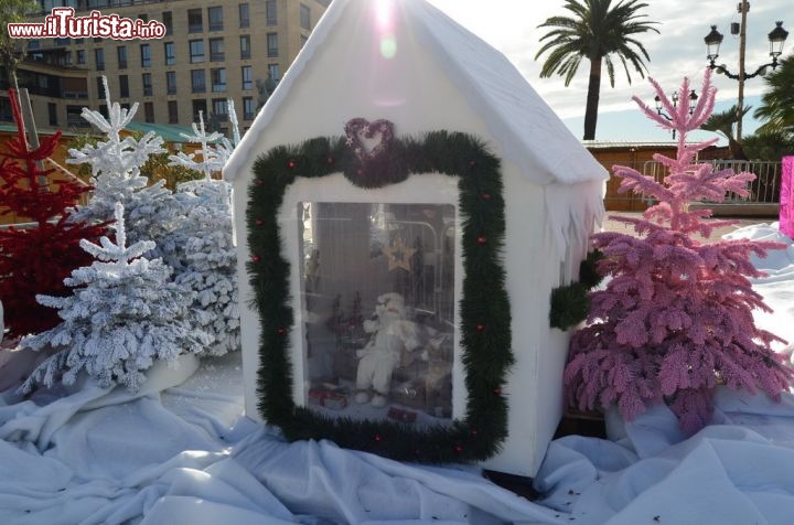 Immagine Capanna di Babbo Natale al villaggio natalizio di Place De Gaulle ad Ajaccio