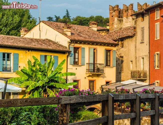 Immagine Villaggio di Borghetto sul Mincio, Verona - Ai piedi del ponte visconteo, Borghetto offre caratteristici edifici con mulini ad acqua con alcune ruote rimesse in funzione © GoneWithTheWind / Shutterstock.com