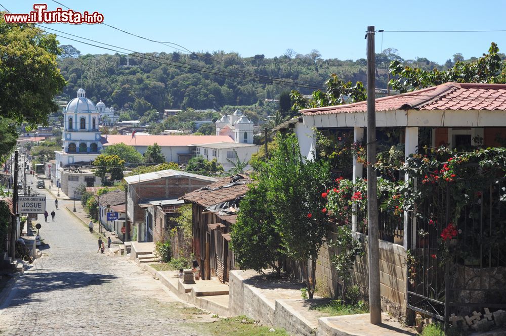 Immagine Il villaggio coloniale di Conception de Ataco a El Salvador, Centro America. Di epoca precolombiana, questo grazioso paesino è stato fondato dagli indiani yaquis o pipiles nel cuore della catena montuosa dell'Apaneca. 