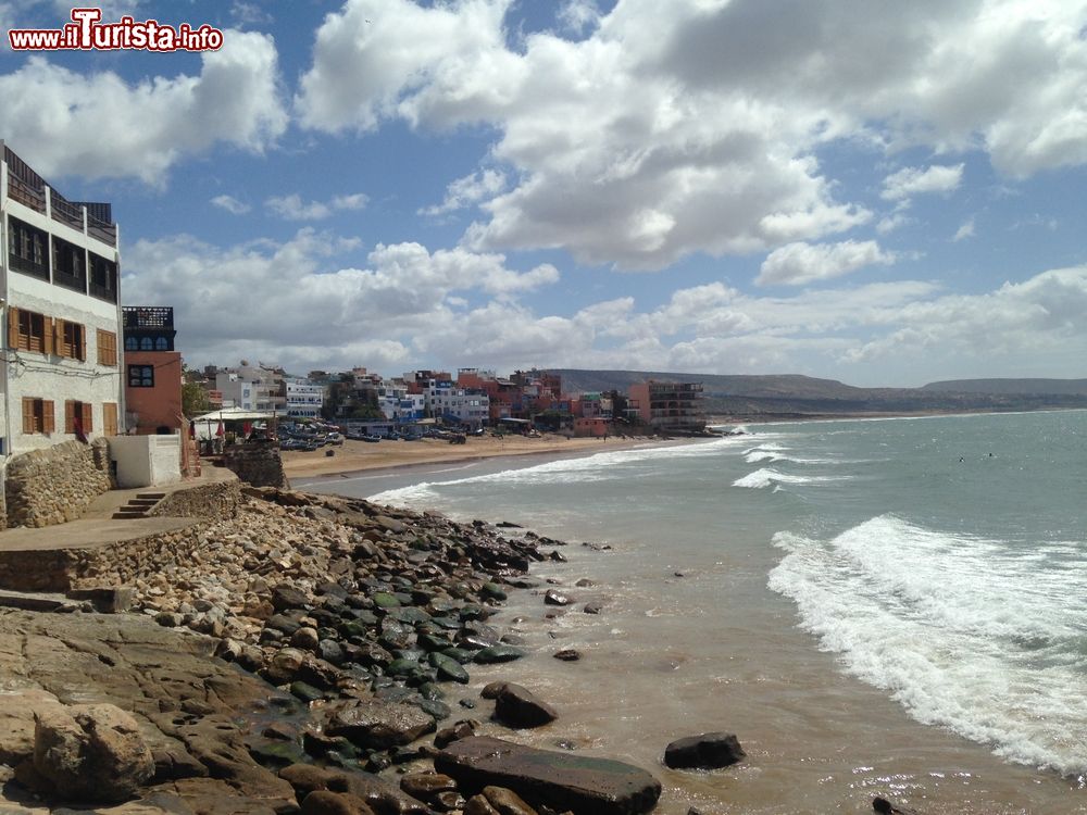Immagine Il villaggio costiero di Taghazout, lambito dall'oceano Atlantico, visto dalla costa, Marocco.