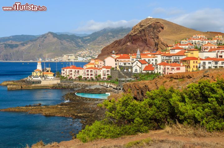 Immagine Fotografia panoramica del villaggio costiero dell'isola di Madeira (Portogallo) - Quando l'oceano atlantico abbraccia l'arcipelago portoghese, non solo si sta osservando uno scorcio di Madeira ma si sta anche osservando uno dei punti panoramici più belli dell'isola. Quando le giornate di sole permettono una visione nitida, si possono anche vedere Desertas e Savage, non abitate ma due piccole isolette che contribuiscono a dare al paesaggio un tocco di mistero in più, quello che desta una meraviglia senza eguali - © Pawel Kazmierczak / Shutterstock.com