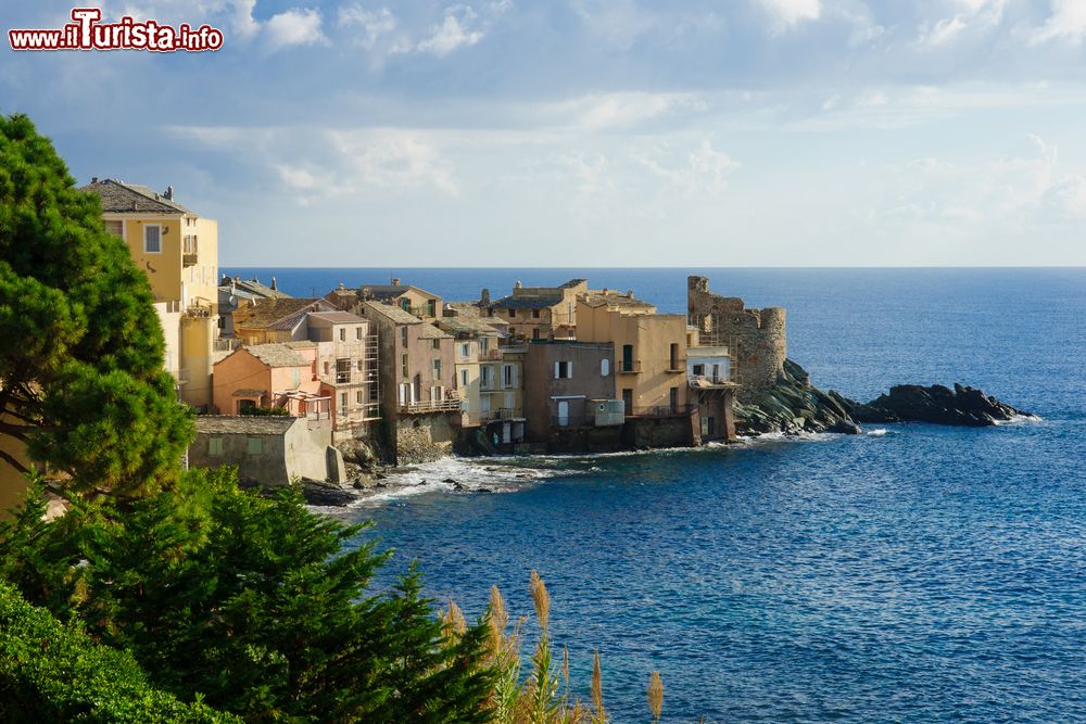 Immagine Villaggio di Erbalunga su Capo Corso, Corsica, Francia. Visto dall'alto questo grazioso borgo di pescatori appare come un suggestivo balcone sul mare.