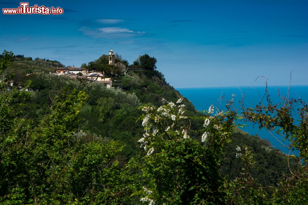 Immagine Il villaggio di Fiorenzuola di Focara in provincia di Pesaro, Marche, con il Mare Adriatico sullo sfondo.