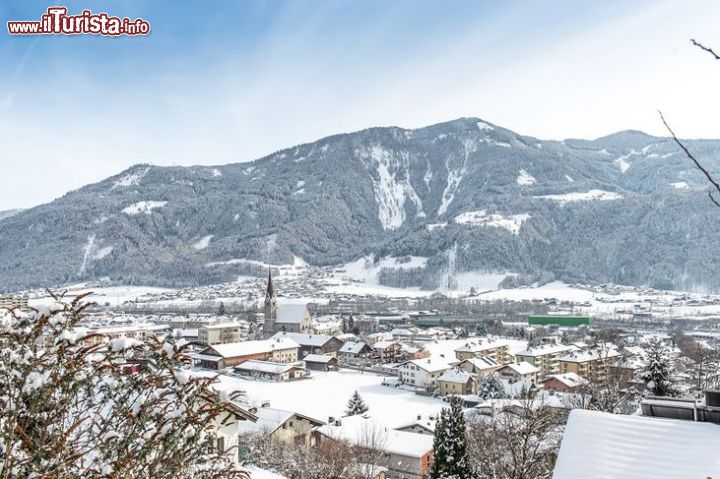 Immagine L'inverno sui tetti di Jenbach, Austria - il comune di Jenbach, toponimo che in tedesco significa letteralmente "dall'altra parte del torrente", si trova nel territorio del Tirolo austriaco, circondato da splendide montagne e a pochi chilometri dal famoso Lago di Costanza. Questo variegato patrimonio naturalistico fa di Jenbach un luogo prediletto per chi ama trascorrere vacanze all'insegna della tranquillità, della natura e delle passeggiate all'aria aperta. 