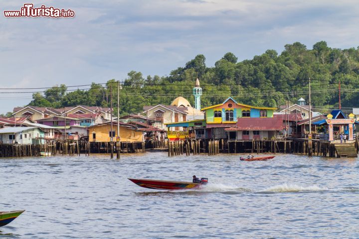 Immagine Villaggio di Kampong Ayer, Brunei - Quando nel 1521 lo studioso veneziano Antonio Pigafetta visitò questa località assieme a Ferdinando Magellano, nel suo ultimo viaggio, la definì la Venezia d'Oriente. La descrizione è forse un pò troppo ambiziosa ma il villaggio di Kampong Ayer, nei pressi della capitale del Brunei Bandar Seri Begawan, è sicuramente uno dei più caratteristici di questo paese. Le sue case sono dipinte nelle tonalità del verde, giallo, rosa e blu sbiancate dal sole e sorgono su 28 villaggi di palafitte contigue fra di loro. Sino ad un secolo fa la maggior parte della popolazione del sultanato viveva in questo territorio © Milosz_M / Shutterstock.com