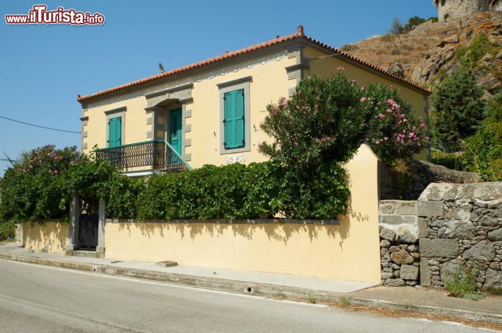 Immagine Villaggio di Kontias sull'isola di Lemnos, Grecia - Tradizionale architettura con cui sono costruite le abitazioni nel pittoresco villaggio di Kontias, nei pressi di Mirina, celebre proprio per i suoi palazzi  © vlas2000 / Shutterstock.com