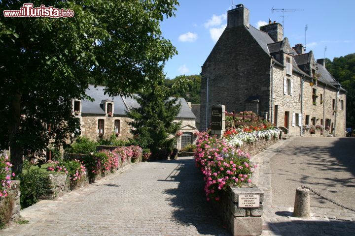 Immagine Il villaggi di Lehon, nei dintorni di Dinan, è un'altra piacevole meta per chi visita la cittadina mediavale arroccata sul fiume Rance - foto © Paenen Gert / Shutterstock.com