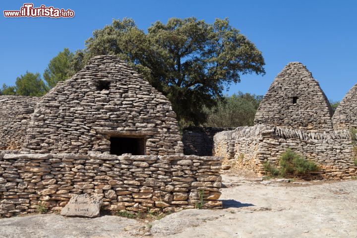 Immagine Villaggio di Les Bories a Gordes, Francia - Situata nei dintorni di Gordes sorge una località caratterizzata da costruzioni in pietra secca che formano un intero villaggio: abitazioni, ovili e forni per il pane edificati in pietra secca, chiamati "bories", costituiscono un museo all'aperto dedicato all'habitat rurale. Intorno al villaggio alcuni sentieri da percorrere a piedi permettono di andare alla scoperta di questa architettura © Santi Rodriguez / Shutterstock.com