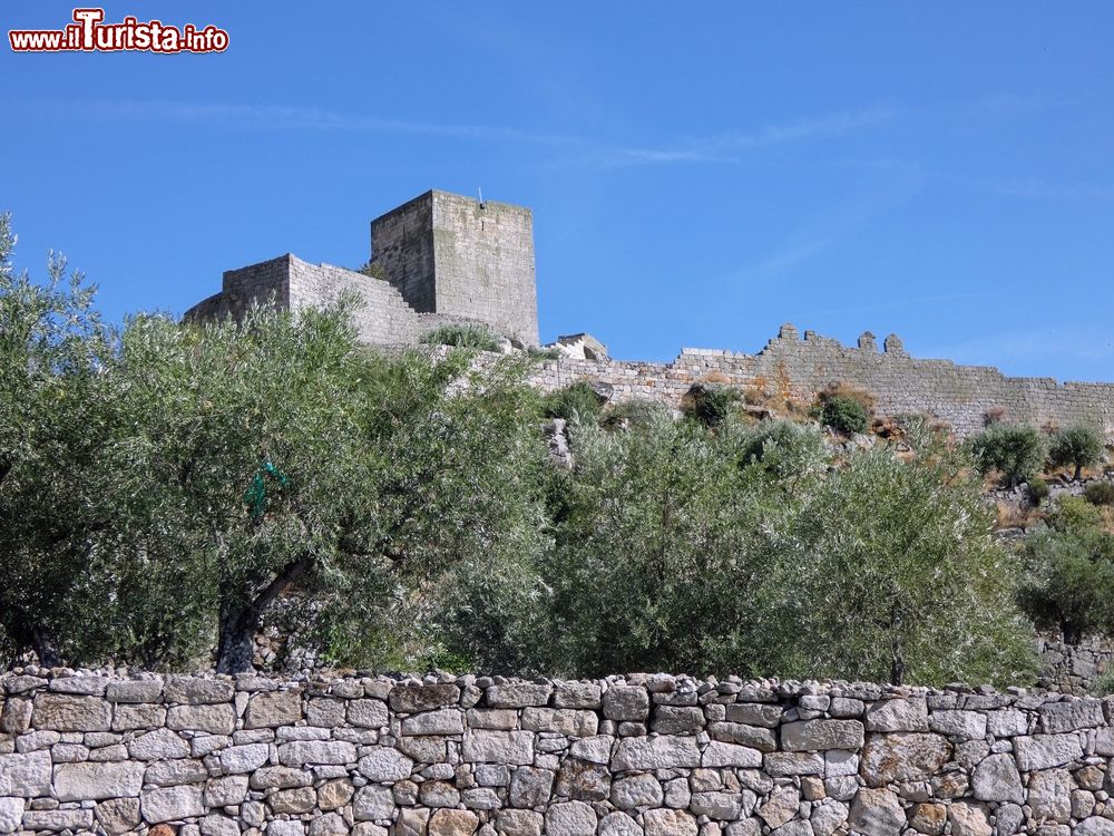 Immagine Villaggio di Marialva, Portogallo: una torre e le vecchie mura fortificate di quella che all'epoca del Medioevo fu una piazzaforte militare.
