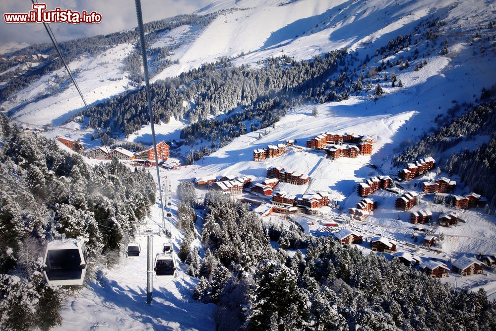 Immagine Il villaggio di montagna Meribel-Mottaret visto dalla cabina dello skilift, Les Trois Vallées (Francia).