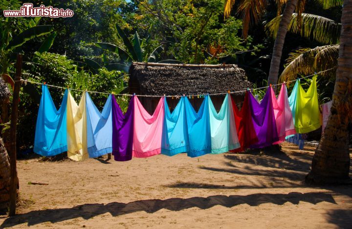 Immagine Capi stesi ad asciugare al sole in un villaggio dell'isola di Nosy Iranja, nel nord-ovest del Madagascar - foto © Paolo Bona / Shutterstock