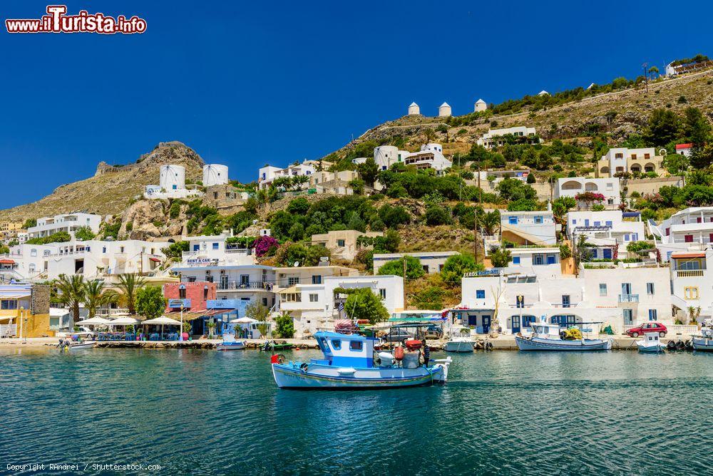 Immagine Il villaggio di pescatori di Pandeli sull'isola di Lero, Grecia. E' un tradizionale borgo greco con edifici bianchi e un suggestivo castello sulla cima della collina - © RAndrei / Shutterstock.com