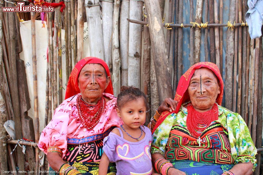 Immagine Il villaggio di Playa Chico a San Blas, Panama. Due generazioni di donne indigene kuna fotografate mentre vendono abiti e gioielli tradizionali ai turisti - © Nacho Such / Shutterstock.com