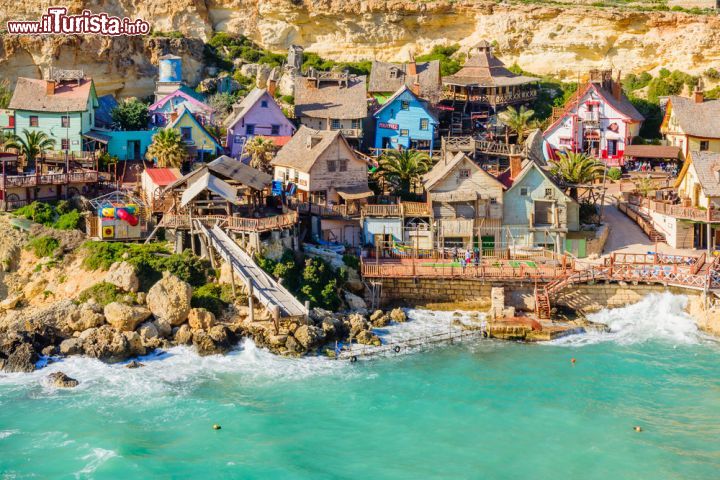 Immagine Villaggio di Popeye a Mellieha, Malta. Nel 1979 Anchor Bay venne utilizzata come set per il film di Robert Altman, Popeye: dal nulla fu costruito un vero e proprio villaggio dei pescatori con delle graziose casette in legno colorate. A fine riprese, il villaggio non venne smantellato diventanto anzi con il tempo una delle attrazioni più singolari dell'isola - © RnDmS / Shutterstock.com