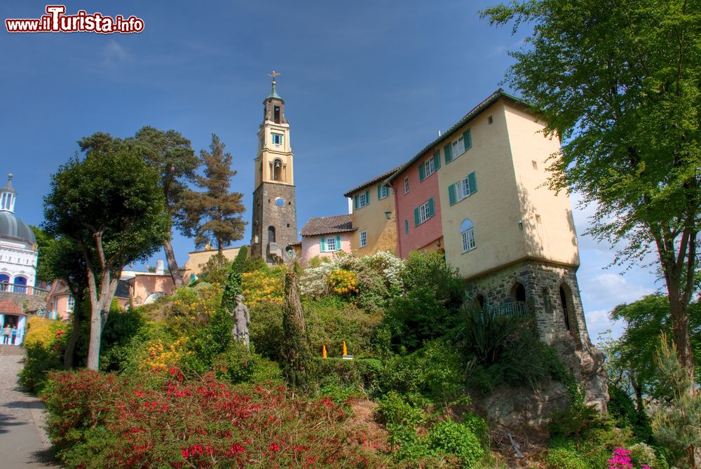 Immagine Il villaggio di Portmeirion con in primo piano un boschetto di fiori e piante, Galles, UK. Fotografato in primavera, si dice che sir Clough si sia ispirato a Portofino per la sua progettazione.