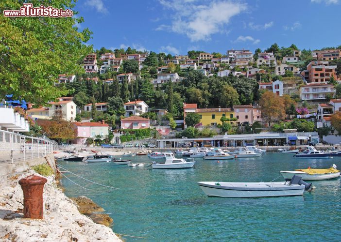Immagine Villaggio di Rabac, Croazia - Uno dei primi turisti di Rabac pare sia stato lo scrittore di viaggi Richard Francis Burton che visitò questa località della Croazia nel 1876 e ne descrisse le bellezze nel libro intitolato "Coste istriane". Il paese, che verso la metà del XIX° secolo comprendeva poco più che una manciata di case, è diventato con il passare del tempo un noto centro turistico grazie anche alla sua bella insenatura © travelpeter / Shutterstock.com