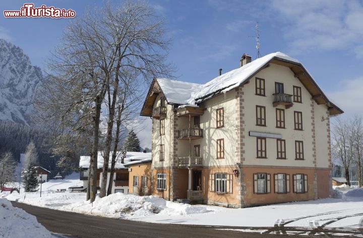 Immagine Villaggio di Sappada dopo una nevicata, Veneto - L'architettura sappadina si ispira al nord con la predominanza di rustici e case in legno che costituiscono un vero e proprio patrimonio per il paese. Queste abitazioni, come quella qui fotografata, sono costruite con la tecnica del blockbau a travi sovrapposte in orrizontale e incassate agli spigoli © posztos / Shutterstock.com